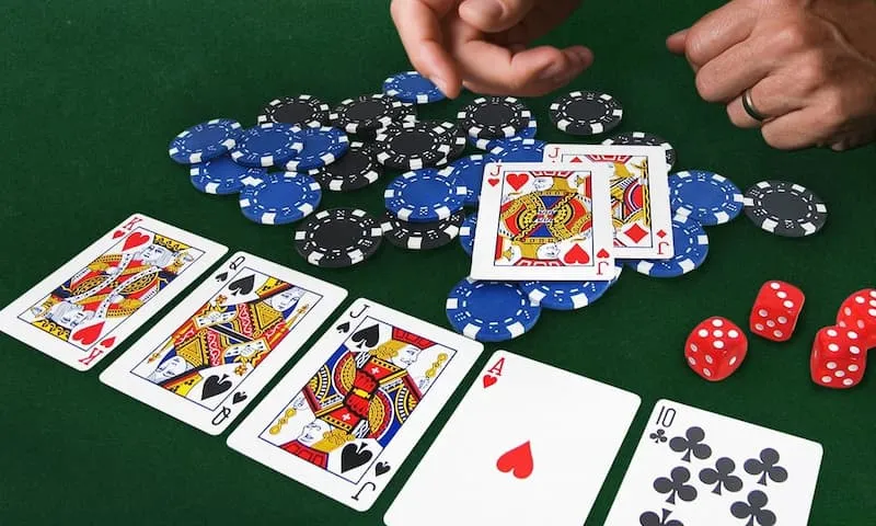 Ở vòng chơi flop theo luật poker thế giới người chơi sẽ được chia tiếp 3 lá bài chung
